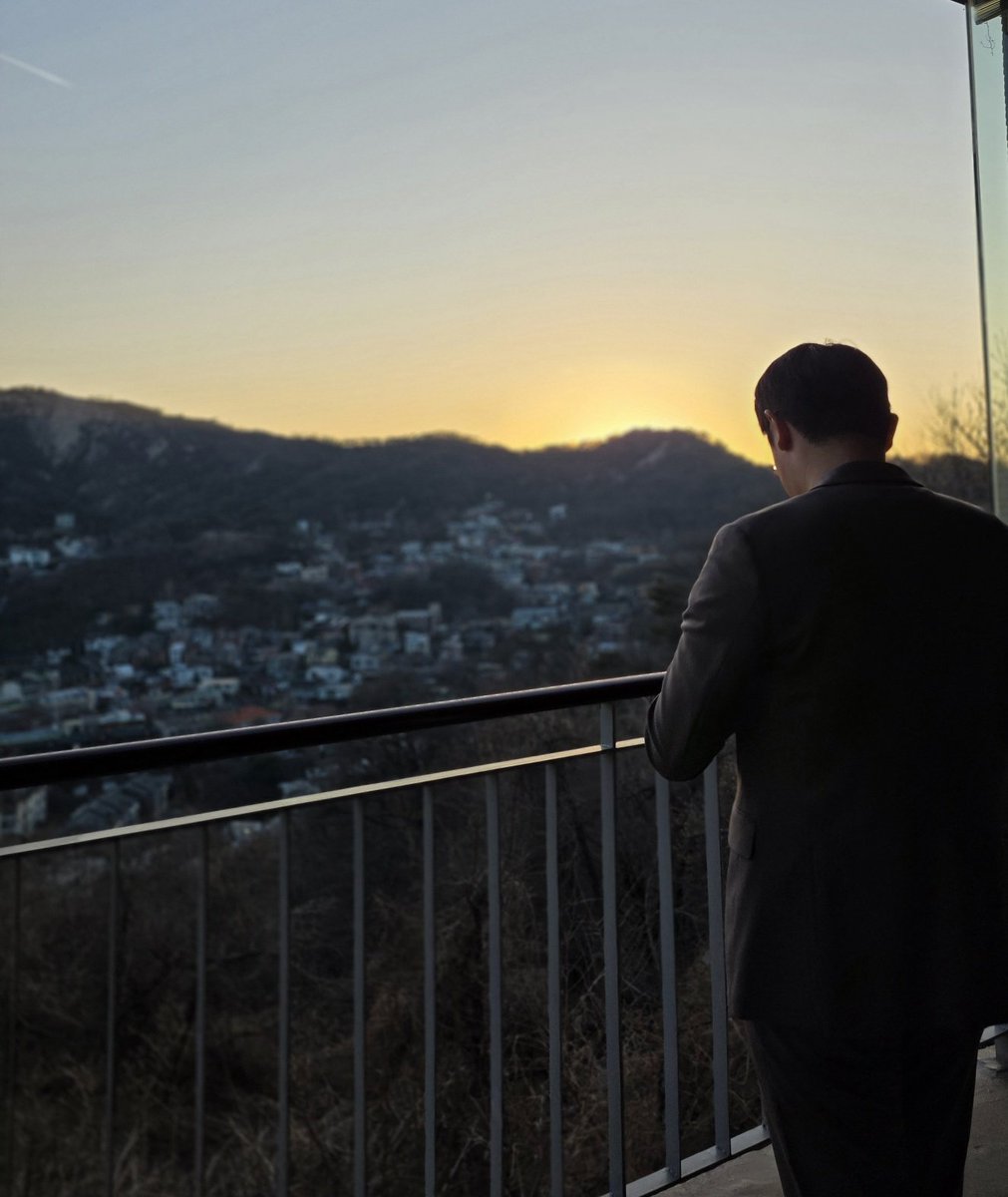 설 연휴 마지막을 맞아
내가 좋아하는 부암동에서 
노을을 바라보고 왔다.

음력으로는 이제 2026년 시작
양력으로는 2026년 50일이 지난 시점.

지난 몇년과는 다르게
2026년을 맞이할 때는 
유독 다른 에너지가 생겼다.

이유는 모르겠지만
이제는 조금 더 "나" 답게 살라는
몸의 신호가 아닐까