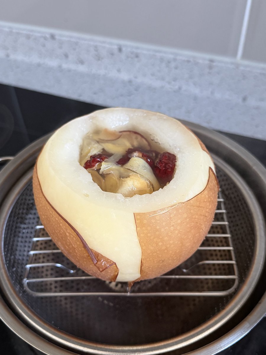 thdus12402's tweet image. 갑자기 몸살기운이 올라와서🤧
명절 재료로 배꿀찜 만들어 먹음!!!

찜기 없어서 냄비 두개로 만들어버림ㅎ
역시 씽크빅 출신✌️