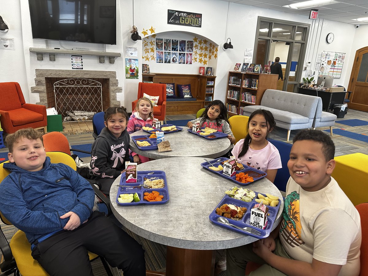 AlcottEagles's tweet photo. This month we celebrated these Alcott Eagles for showing outstanding enthusiasm for reading! Our Reader of the Month participants enjoyed their lunch in the library with Mrs. Kauffman.📚💙🦅 #AL4life #AlcottEagles #Every1aTiger https://t.co/aAM0lSzAiL