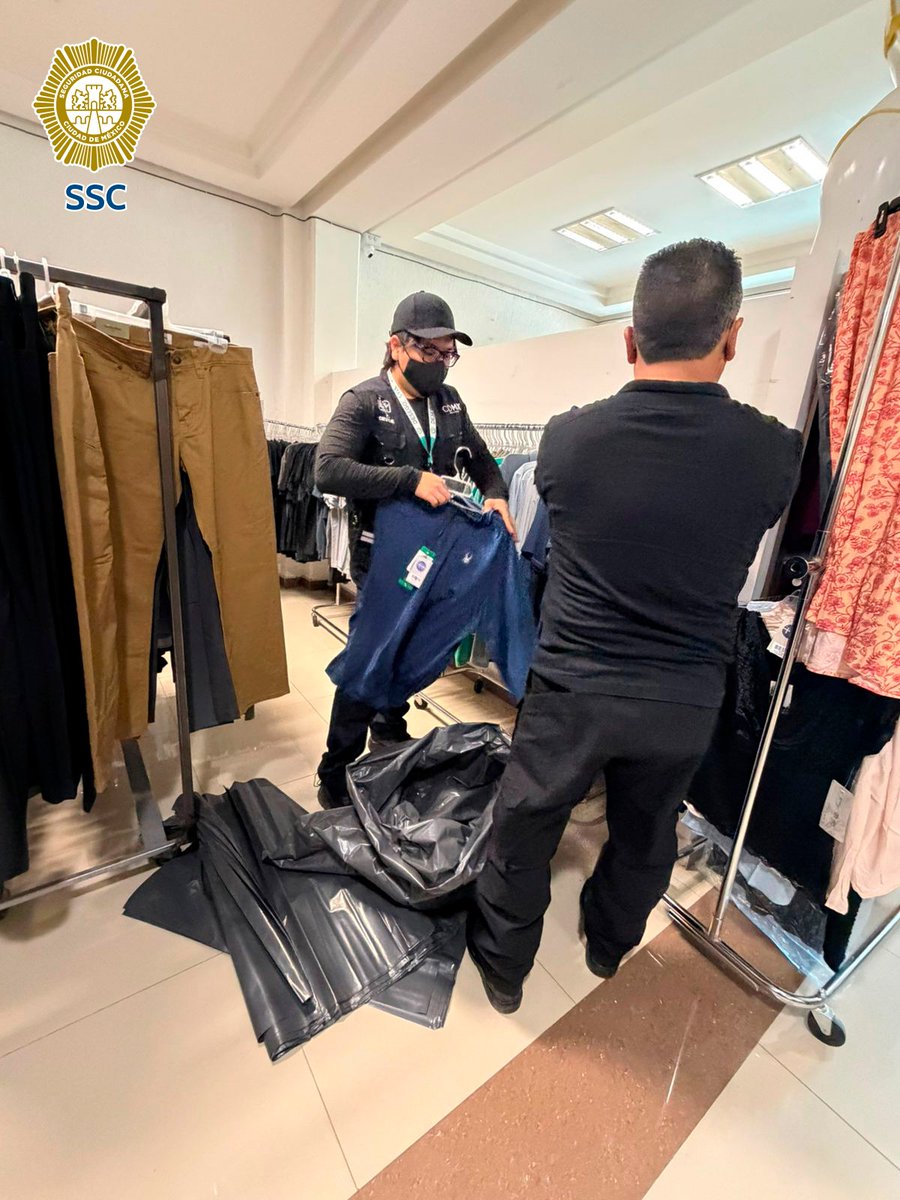 SSC_CDMX's tweet photo. #BoletínSSC |#DECOMISO | Efectivos de la #SSC, apoyaron a las autoridades de @Finanzas_CDMX y de la Coordinación Ejecutiva de Verificación de Comercio Exterior #CEVCE, y decomisaron un aproximado de 7 mil prendas, por no contar con la documentación para demostrar su legal procedencia, con un valor de 150 mil pesos, en la alcaldía @A_VCarranza.
La diligencia se realizó en un establecimiento ubicado en la colonia #Moctezuma Primera Sección, donde se ofertaba una amplia variedad de ropa para adulto y niños, sin la documentación que amparara la adquisición legal de la mercancía. Por lo anterior, los uniformados aseguraron 91 bolsas de prendas, lo cual suma cerca de 7 mil piezas, con un valor aproximado de 150 mil pesos. https://t.co/lFHlP1pXke