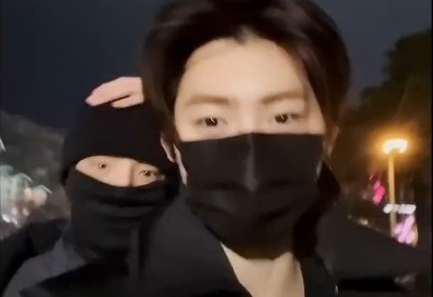 jakehoon ski buddies ⛷️ #JAKE #SUNGHOON 

Q. if each member of enhypen were to compete in a winter olympic sport, what would they do?
🐩: jake, he’s great at skiing, like myself, so one of the ski games

Q. three birthday gifts you want to give to sunghoon
🦮: ski jacket, ski