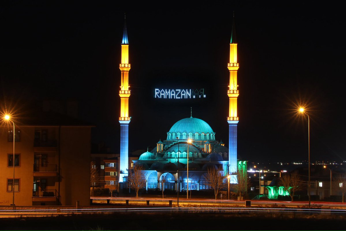 Ramazan-ı Şerif’in ilk sahurunu eda ediyoruz. 

Rabbim bu mübarek ayda sofralarımıza bereket, şehrimize hayırlar getirsin.

Dualarımızı vatanımızın, milletimizin ve devletimizin selameti için edelim. Birlik ve dirliğimiz daim olsun.

🕌 Mehmet Işıkçeviren Camii | Selçuklu