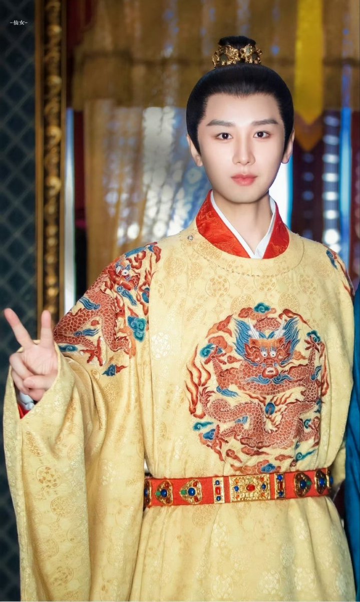 Eight blockbuster dramas, each grossing over 10 billion yuan, spanning all genres and consistently receiving high praise. Fantasy, martial arts, political intrigue, serious drama, and modern drama—they have conquered all genres, maintaining their popularity.#ChengYi #成毅