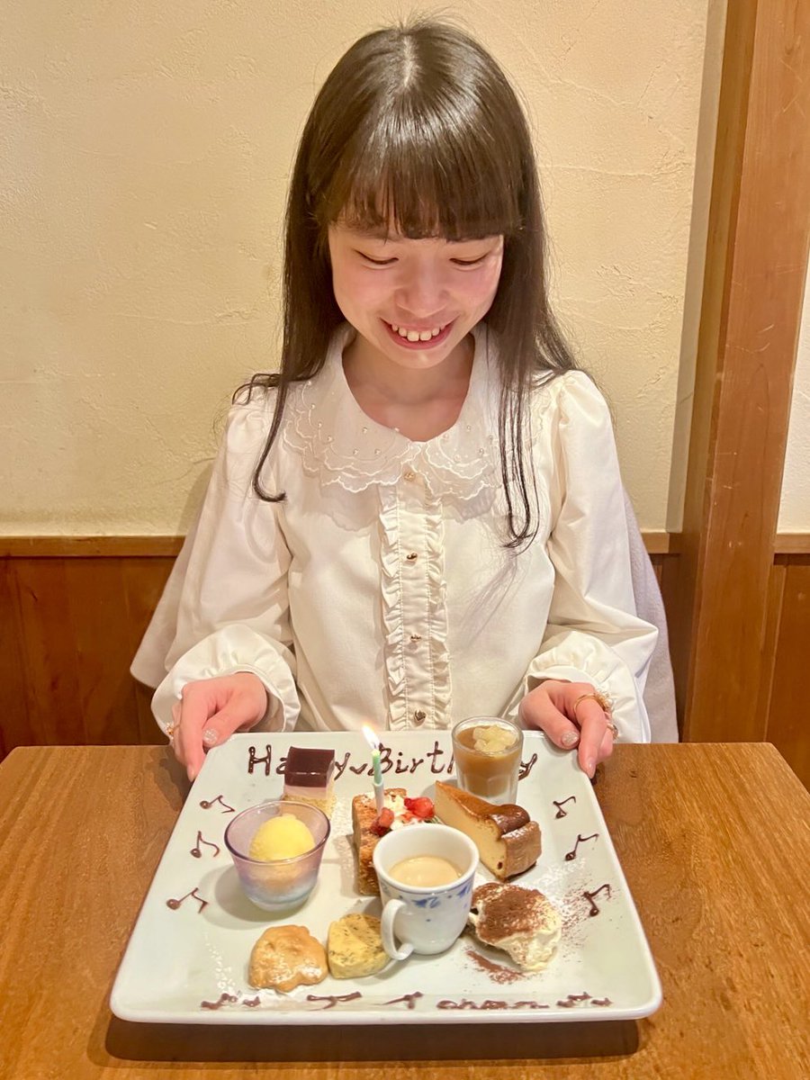 ai1220s2's tweet photo. 女性性と男性性はセット

例えば
現実世界もそう。

パートナーは
あなたの内側をうつした鏡。

自分が美女である
（※在り方の話）ほど
パートナー（男性）は
イケメンになる🤴💓

私自身
いまは離れて暮らしてる
旦那さんから

最近ますます愛されてるのも
そういうことなんだろうな
と思ってる。

私たちの男性性が暴力的だったり
ちゃんと仕事してくんないのは

私たちの女性性が
拗らせたメンヘラ女と化
してるから🥹

だからその閉ざしてる
女性性をちゃんと開く
努力をしよう。

幸せに生きたいなら❤️
