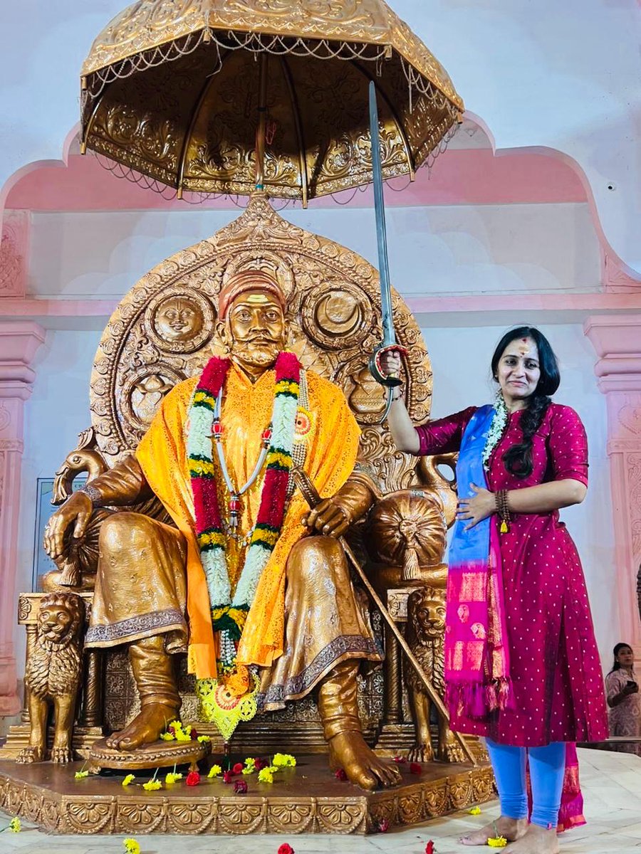 ByreddyShabari's tweet photo. స్వాతంత్ర్యానికి శ్వాస పోసిన వీరుడు… ధర్మానికి కవచమైన రాజు… చత్రపతి శివాజీ మహారాజ్‌ గారి జయంతి సందర్భంగా ఆయన వీర పోరాటాలను గుర్తు చేసుకుంటూ ఘన నివాళులు అర్పిస్తున్నాను🚩
#chatrapatishivajimaharaj https://t.co/Ko1ScaG9sW