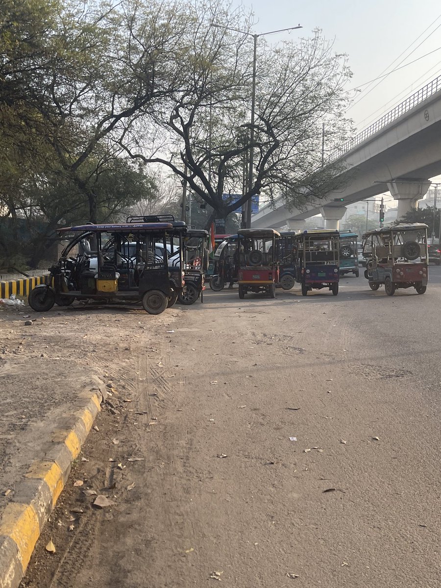 DeAashish's tweet photo. @noida_authority @CeoNoida @ChiefSecyUP @CMOfficeUP @dmgbnagar @dr_maheshsharma @InfoDeptUP @myogiadityanath @NandiGuptaBJP @PankajSinghBJP @UPGovt Authority is not acting properly service lane blocked by e rikshaw sec 34 metro to hoshiarpur red light residents of 24 pavilion unable commute smoothly and creating mess. Plz ensure Road clearance @Noidatraffic @CeoNoida https://t.co/KqiTWmJ3KF