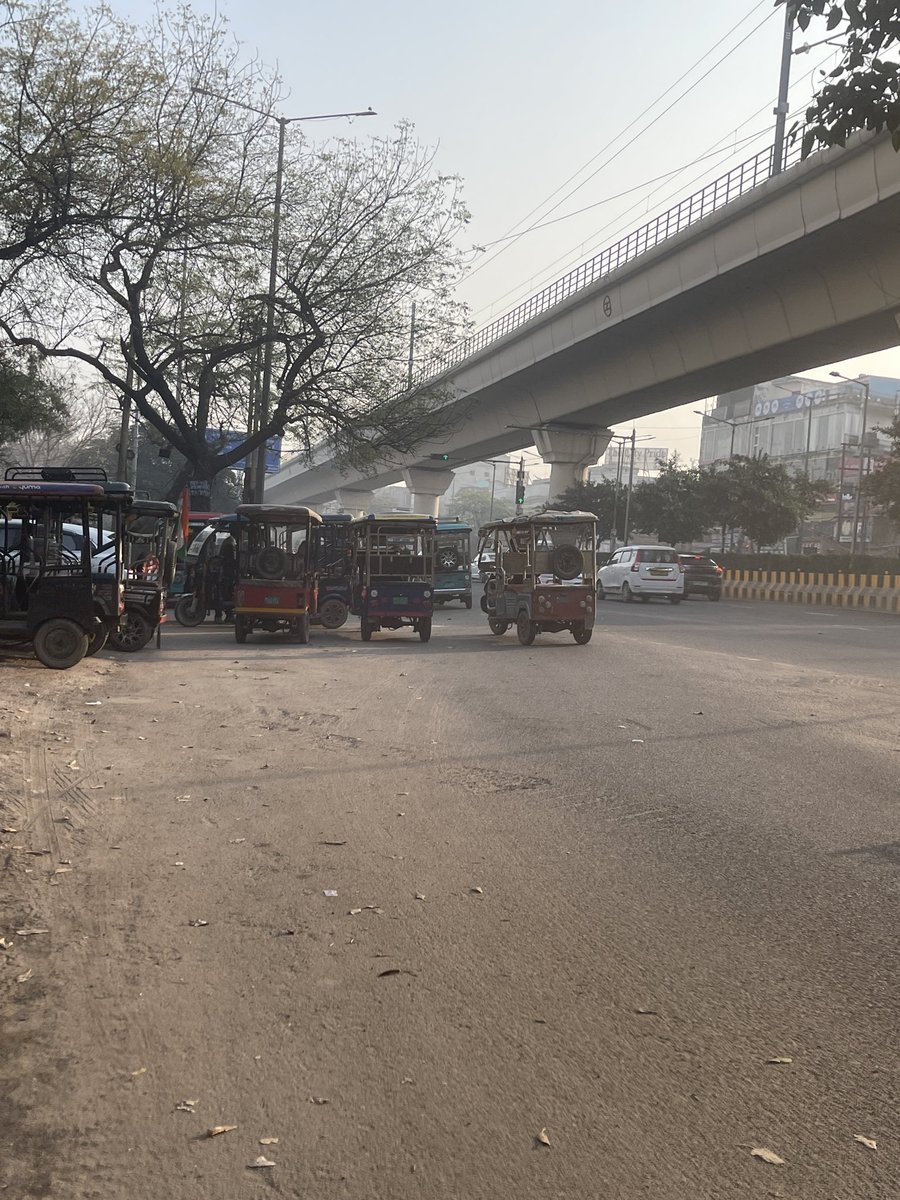 DeAashish's tweet photo. @noida_authority @CeoNoida @ChiefSecyUP @CMOfficeUP @dmgbnagar @dr_maheshsharma @InfoDeptUP @myogiadityanath @NandiGuptaBJP @PankajSinghBJP @UPGovt Authority is not acting properly service lane blocked by e rikshaw sec 34 metro to hoshiarpur red light residents of 24 pavilion unable commute smoothly and creating mess. Plz ensure Road clearance @Noidatraffic @CeoNoida https://t.co/KqiTWmJ3KF