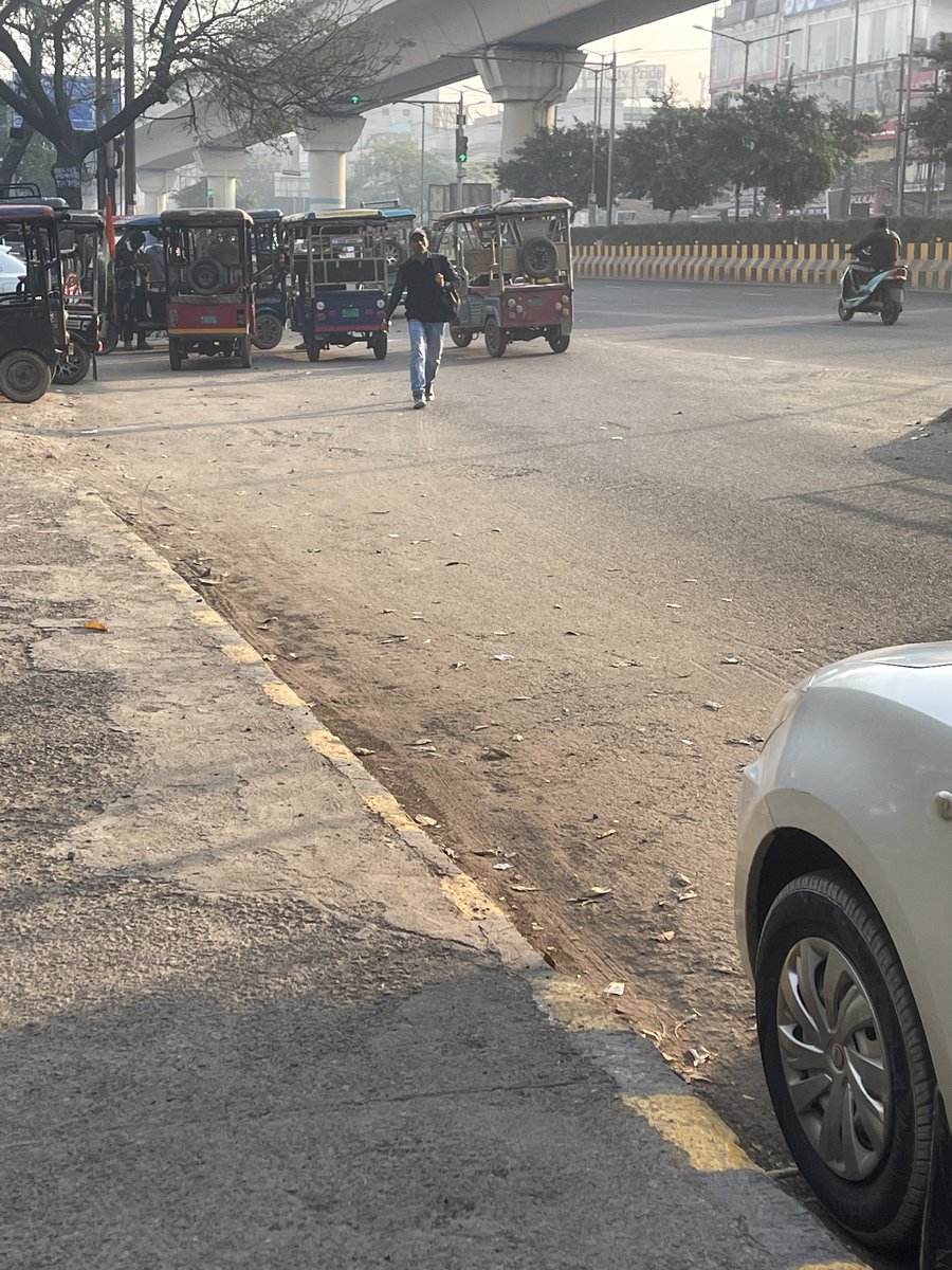 DeAashish's tweet photo. @noida_authority @CeoNoida @ChiefSecyUP @CMOfficeUP @dmgbnagar @dr_maheshsharma @InfoDeptUP @myogiadityanath @NandiGuptaBJP @PankajSinghBJP @UPGovt Authority is not acting properly service lane blocked by e rikshaw sec 34 metro to hoshiarpur red light residents of 24 pavilion unable commute smoothly and creating mess. Plz ensure Road clearance @Noidatraffic @CeoNoida https://t.co/KqiTWmJ3KF