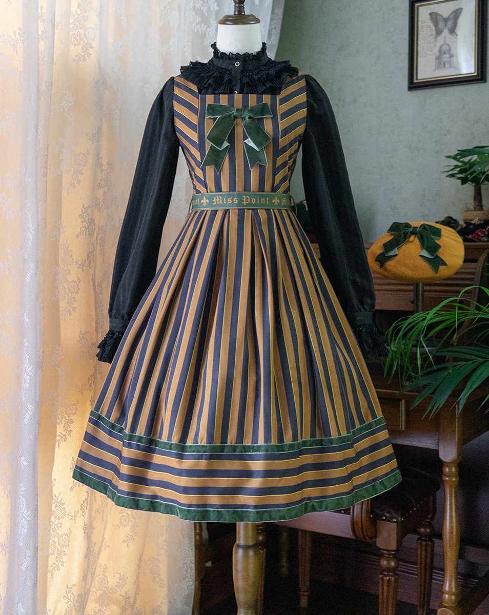 ＼人気商品待望の再入荷😍‼／
領主貴族シリーズ（縦縞ジャンパースカート・スタンドカラーブラウス）

ダークカラーのストライプ柄が上品なゴシックを引き立てるジャンパースカート

フリルブラウスを合わせればエレガントゴシックな装いでゴスロリ初心者さんにも◎
ronron-lolita.com/search?q=%E9%A…