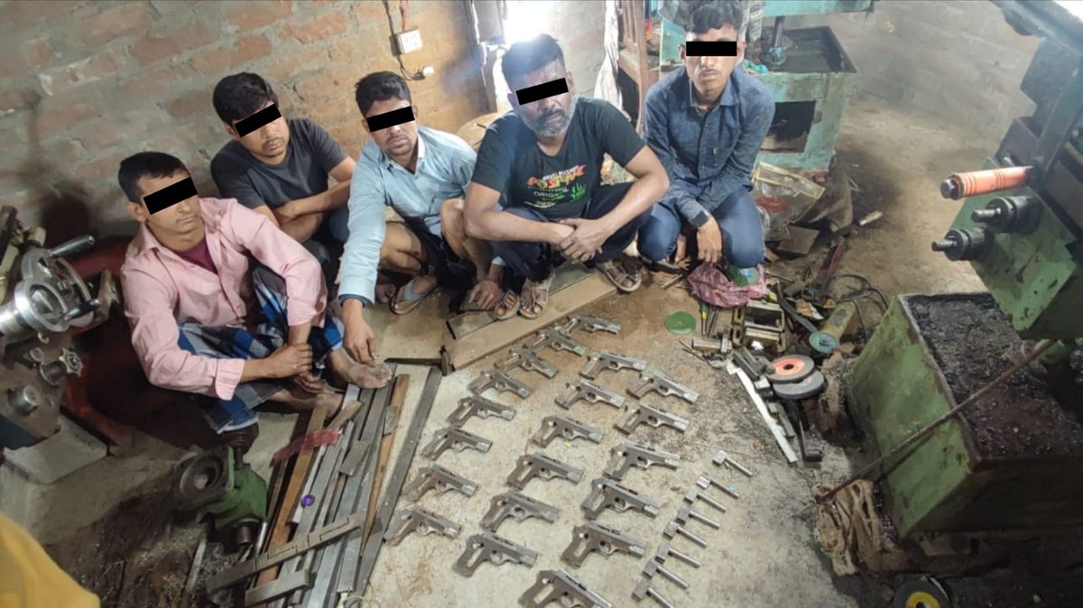 কলকাতা পুলিশের STF এবং বিহার STF-এর যৌথ অভিযান ভাগলপুরের বেআইনি অস্ত্র কারখানায়, ধৃত ৫, উদ্ধার বহু অস্ত্র

রমরমিয়ে চলছিল বেআইনি অস্ত্র কারখানা। বিহারের ভাগলপুর জেলার মধুসূদনপুরের একটি বাড়িতে। গোপন সূত্রের খবরের ভিত্তিতে গতকাল কলকাতা পুলিশের STF  এবং বিহারের STF চালালো যৌথ