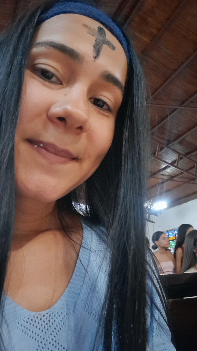 teffygu07's tweet photo. Y obviamente con mi ceniza en la frente este cura si ensayo cruz con ceniza. https://t.co/Ztpa08BYTZ