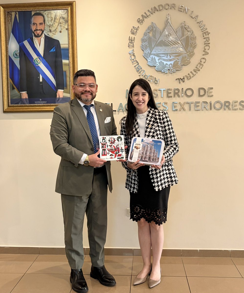 rene_salvatore's tweet photo. En mi reciente visita a El Salvador tuve el honor de reunirme con nuestra Vicecanciller, @AdrianaMiraSV 

Agradezco profundamente su cálido e increíble recibimiento y el espacio que nos brindo para compartir nuestra visión estratégica 2026 como @promoitsa  para fortalecer los puentes comerciales entre El Salvador e Italia y posicionar el talento salvadoreño en Europa.

Más que una reunión institucional, fue un encuentro que reafirma el compromiso conjunto por impulsar oportunidades reales para nuestras MYPE y nuestra diáspora.

Honrado y agradecido. Seguimos representando amor y pasion a nuestro amado país. 🇸🇻

#DiplomaciaEconómica #PROMOITSA #ElSalvador