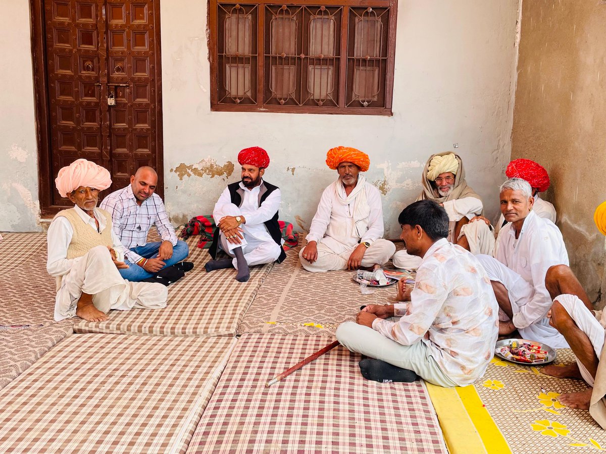 आज बडगांव, भेरूखेड़ा, पोसवालो का खेड़ा में शोक सभा मे पहुंचकर शोकाकुल परिजनों को ढाढस बंधाया, दिवंगत आत्मा को श्रद्धांजलि अर्पित की..!!
ईश्वर दिवंगत आत्मा को अपने श्रीचरणों में स्थान दे...!!