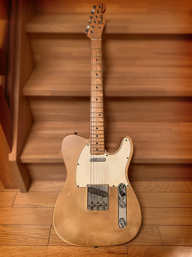 pecobro's tweet image. 赤に青
変わったところで
ペイズリーなんかもある
しかも2色

40年前
はじめて訪れた
オールドギター屋さん

色による価格の差は
ほとんどない

まずは基本色のこれ
ゆくゆくは
なんて悠長なこと
思っていた

訪れてから3年後
選び放題だった
テレキャスの姿はもうなかった

1968年製Fender Telecaster