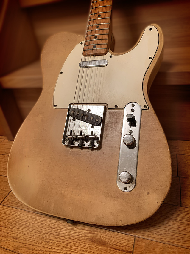 pecobro's tweet image. 赤に青
変わったところで
ペイズリーなんかもある
しかも2色

40年前
はじめて訪れた
オールドギター屋さん

色による価格の差は
ほとんどない

まずは基本色のこれ
ゆくゆくは
なんて悠長なこと
思っていた

訪れてから3年後
選び放題だった
テレキャスの姿はもうなかった

1968年製Fender Telecaster