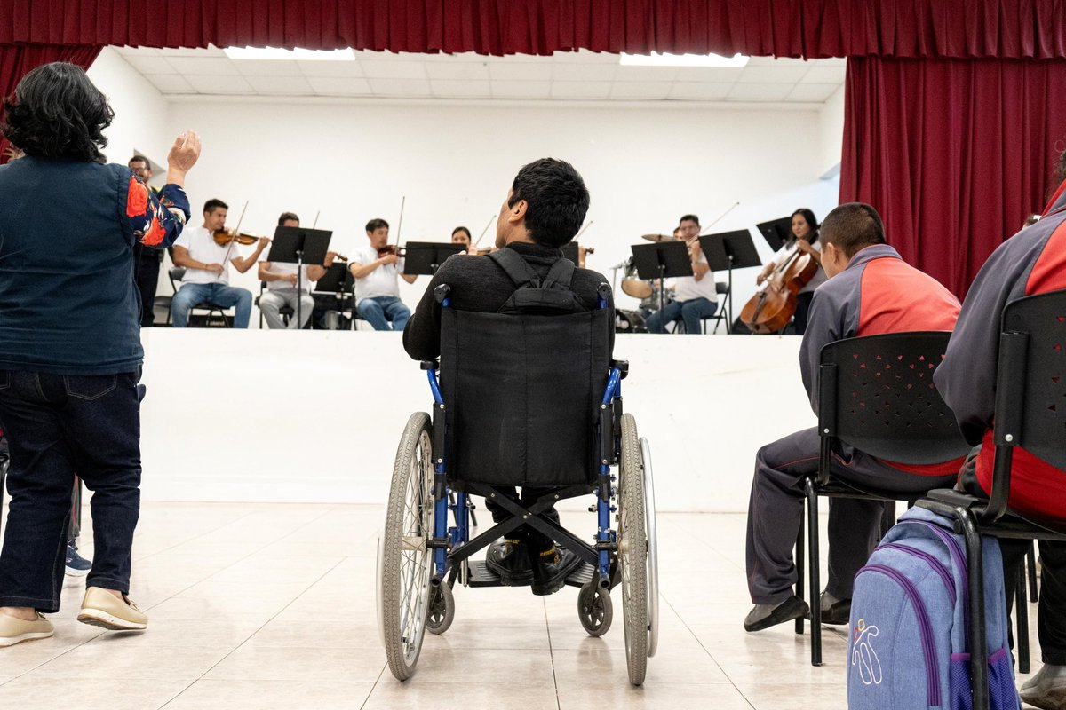 Hoy llevamos Salud+Arte del <a href="/FestivalDeLoja/">Festival de Loja</a> al Centro para Personas con Discapacidad MIES.
Nuestro grupo Yugen llenó el espacio de música, alegría y emoción. Cantaron, bailaron y compartimos un momento que nos recordó que el arte también sana y une corazones.

#SomosOsl