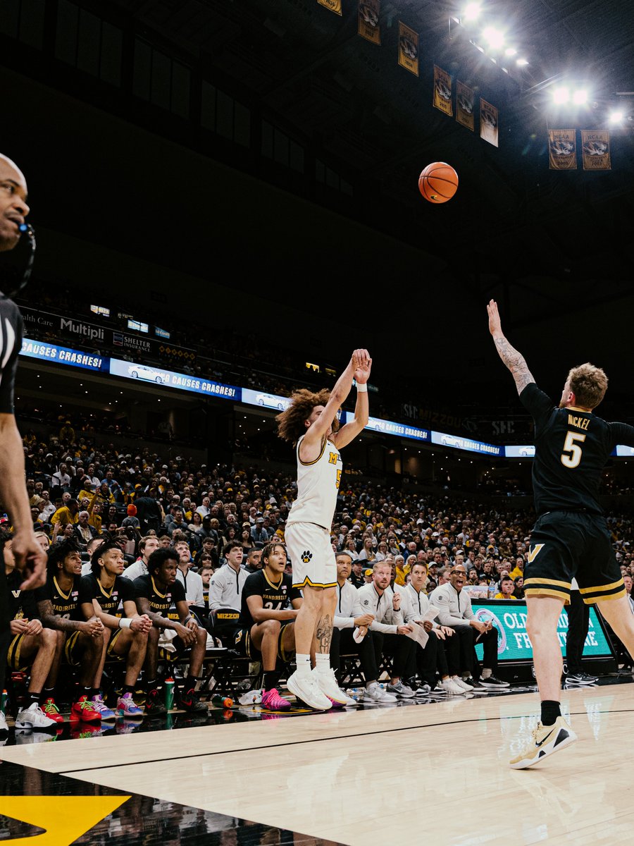 MizzouHoops's tweet photo. Halftime Stats
FG% - MIZ: 38.5 / VAN: 36.7
3FG - MIZ: 6-13 / VAN: 3-11
FT - MIZ: 10-13 / VAN: 5-6
REBS - MIZ: 20 / VAN: 18
Tigers lead at the break, 36-30 #MIZ 🐯 https://t.co/kKeKtdKFFT