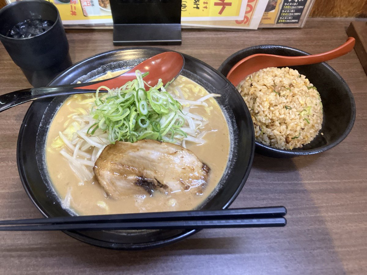 hetero_tweetNET's tweet photo. 味噌之達人 箕面本店でみそたつらぁ麺大盛りと自慢の味噌並チャーハンヽ(´▽｀)/
またスープ飲み干してしまった…(´ｰ｀ )
「うまい」のがいけない!!!!「うまい」のがいけない!!!! https://t.co/IkOPCTtUPp