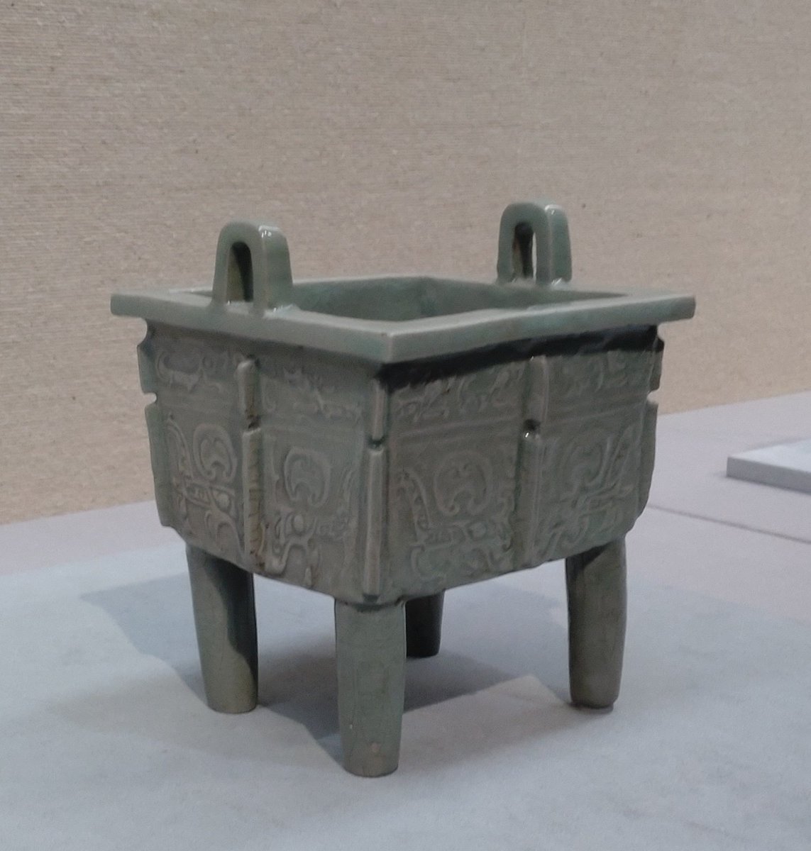 青磁陽刻饕餮文香炉（高麗時代・12世紀、韓国国立中央博物館蔵、東博