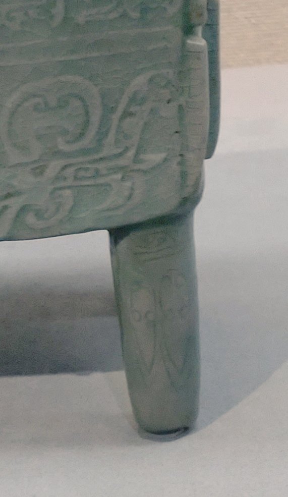 青磁陽刻饕餮文香炉（高麗時代・12世紀、韓国国立中央博物館蔵、東博