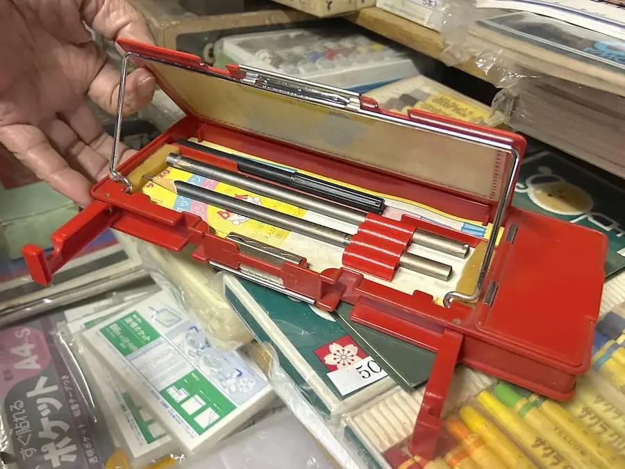 昭和の子どもにはお馴染みの「昆虫採集セット」。今では「闇文具」と