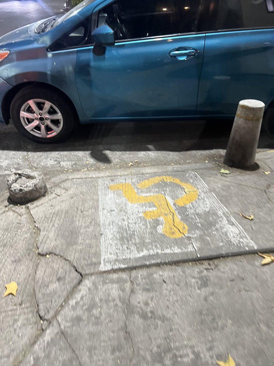 inegrete7's tweet photo. @OVIALCDMX @SSC_CDMX @BJAlcaldia entre peten e Icacos no dejan pasar a la persona por la zebra ni personas con  discapacidades de movilidad Benito Juárez Narvarte https://t.co/vrhrwEz7MR