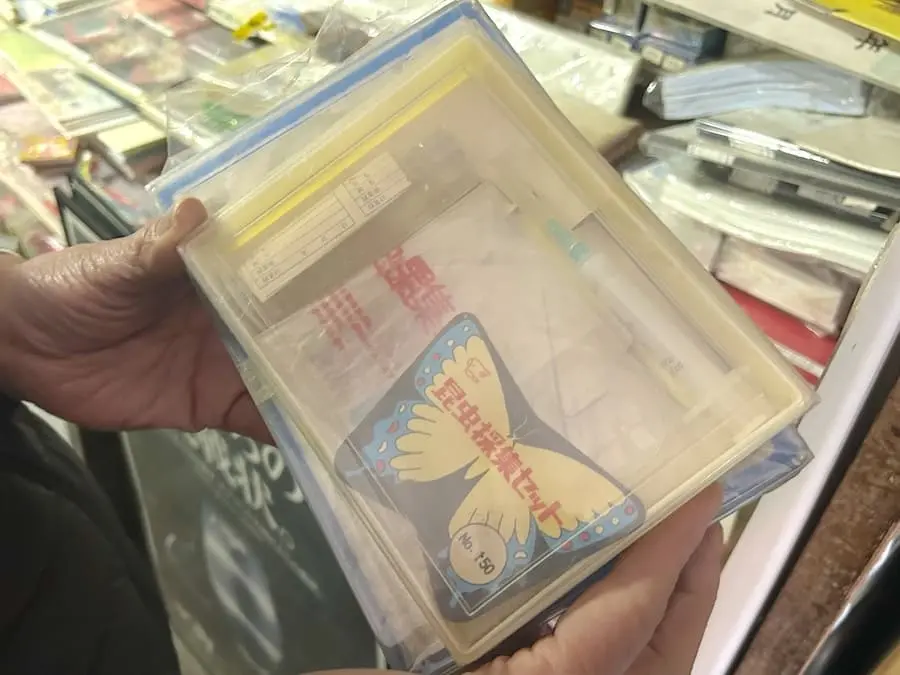 昭和の子どもにはお馴染みの「昆虫採集セット」。今では「闇文具」と