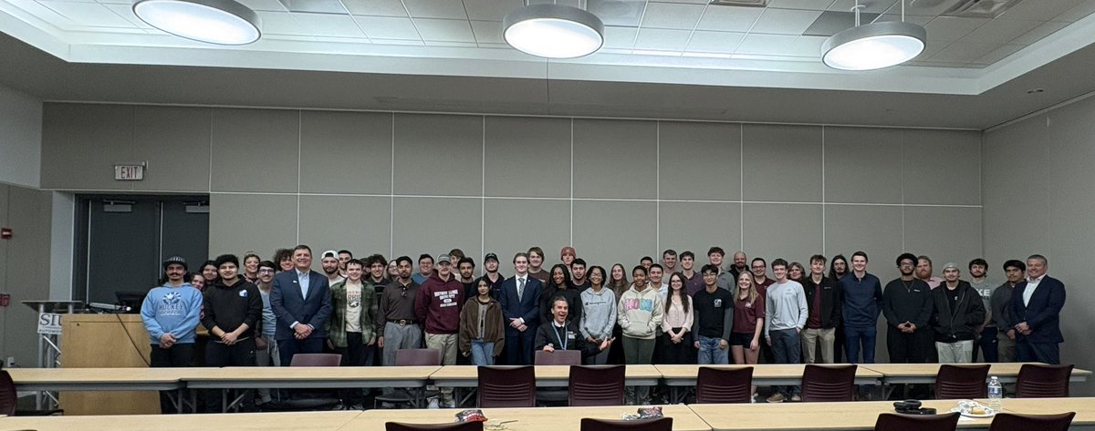 4geeman's tweet photo. @SIUAviation students ‘AAR’ in PLANEVIEW-pronounced Are! Shout-out to @SIUFoundation friends for today’s Strategic #Workforce Partnership Visit:) #DoingItRight #WorkAsOne #aviation #Illinois #MRO #AllAAR #AviationAftermarket  #SIU https://t.co/vUtQFKgqZZ