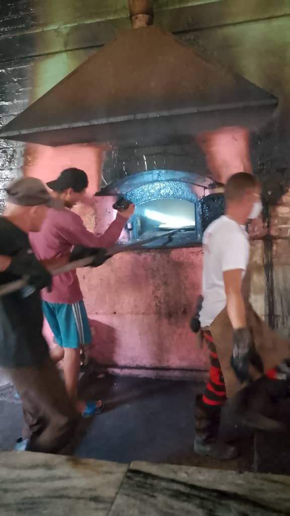 Se buscan alternativas en Jovellanos para la elaboración del pan de la canasta de la población en hornos de leña. #CubaVencerá #MatancerosEnVictoria <a href="/ReinaPrez291785/">Reina Pérez</a> <a href="/CaridadPoey/">Marieta Poey Caridad</a> <a href="/mariofsabines/">Mario Sabines Lorenzo</a>