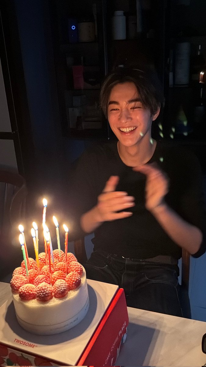 neoangelnt's tweet image. COMO CUATRO TORTAS LE COMPRARON mi amigo el q tenía dos tortas en su cumpleañito de cinco