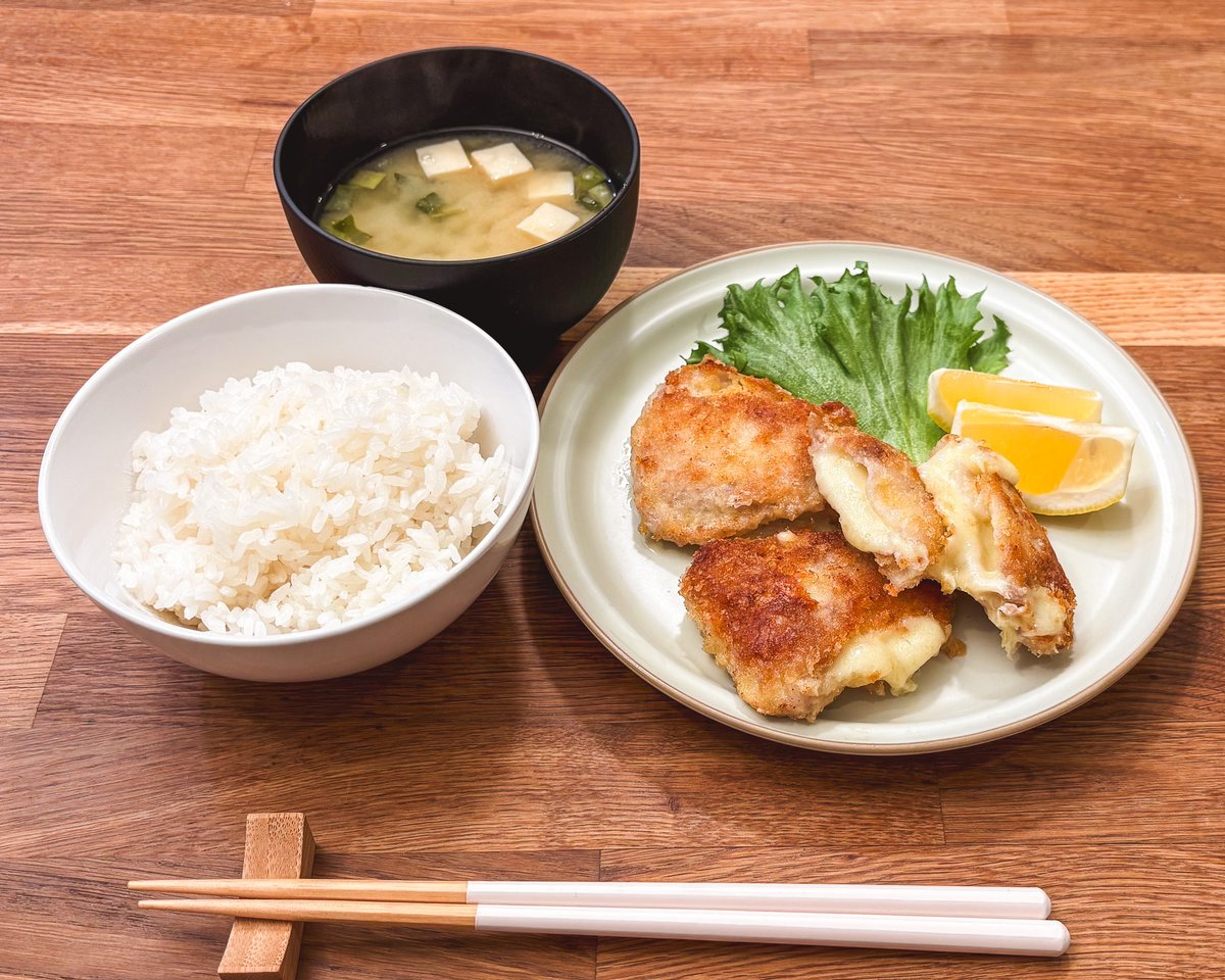 kewpie_official's tweet photo. ワンパンで作れる🍳揚げ焼きチーズカツ

【作り方】(1人分)
フライパンに豚ロース肉薄切り(6枚)を2枚ずつ重ねて3組並べ、片面にマヨネーズ(大さじ1)をぬる。パン粉をふり、ひっくり返したら、もう片面にスライスチーズ(3枚)をのせて半分に折る。油(大さじ3)を回しかけ、両面がこんがりするまで揚げ焼きして完成。