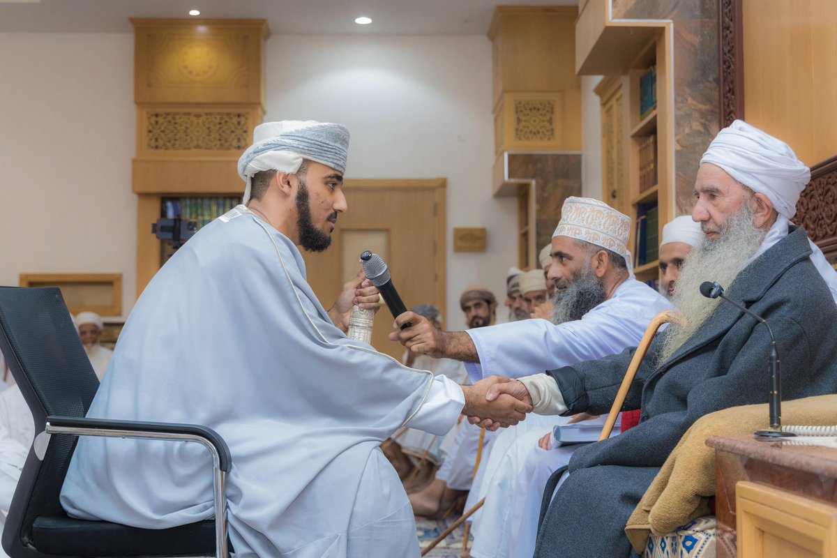 عقد #شيخنا_الصوافي -حفظه الله- 
في مجلسه العامر بولاية سناو
قران عزان بن حافظ البرواني، نسأل الله أن يبارك للعروسين، ويبارك عليهما، ويجمع بينهما في خير.

ظهر الجمعة 
25 | شعبان  | 1447هـ