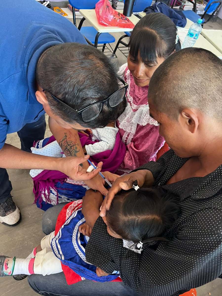 SSDurango's tweet photo. En respuesta a las necesidades de salud en zonas indígenas de difícil acceso, el #PFAM a cargo de la Jurisdicción Sanitaria No. 1, con sede en Santa Maria de Ocotán, implementa una intensa estrategia de vacunación en la comunidad Los Alacranes, en el municipio de El Mezquital. https://t.co/FktD2D92Os