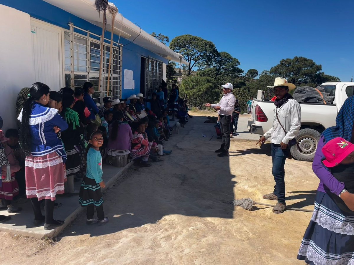 SSDurango's tweet photo. En respuesta a las necesidades de salud en zonas indígenas de difícil acceso, el #PFAM a cargo de la Jurisdicción Sanitaria No. 1, con sede en Santa Maria de Ocotán, implementa una intensa estrategia de vacunación en la comunidad Los Alacranes, en el municipio de El Mezquital. https://t.co/FktD2D92Os