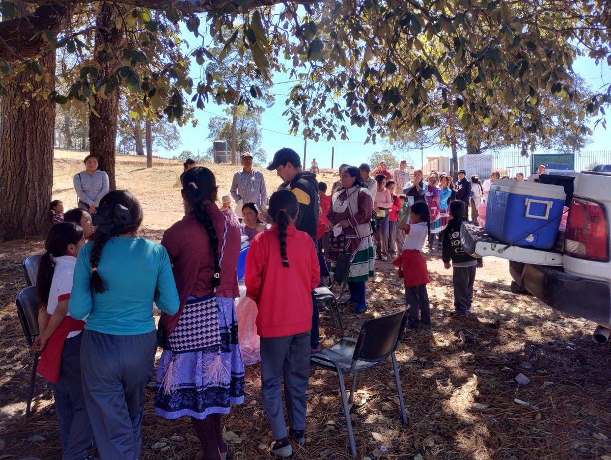 SSDurango's tweet photo. En respuesta a las necesidades de salud en zonas indígenas de difícil acceso, el #PFAM a cargo de la Jurisdicción Sanitaria No. 1, con sede en Santa Maria de Ocotán, implementa una intensa estrategia de vacunación en la comunidad Los Alacranes, en el municipio de El Mezquital. https://t.co/FktD2D92Os