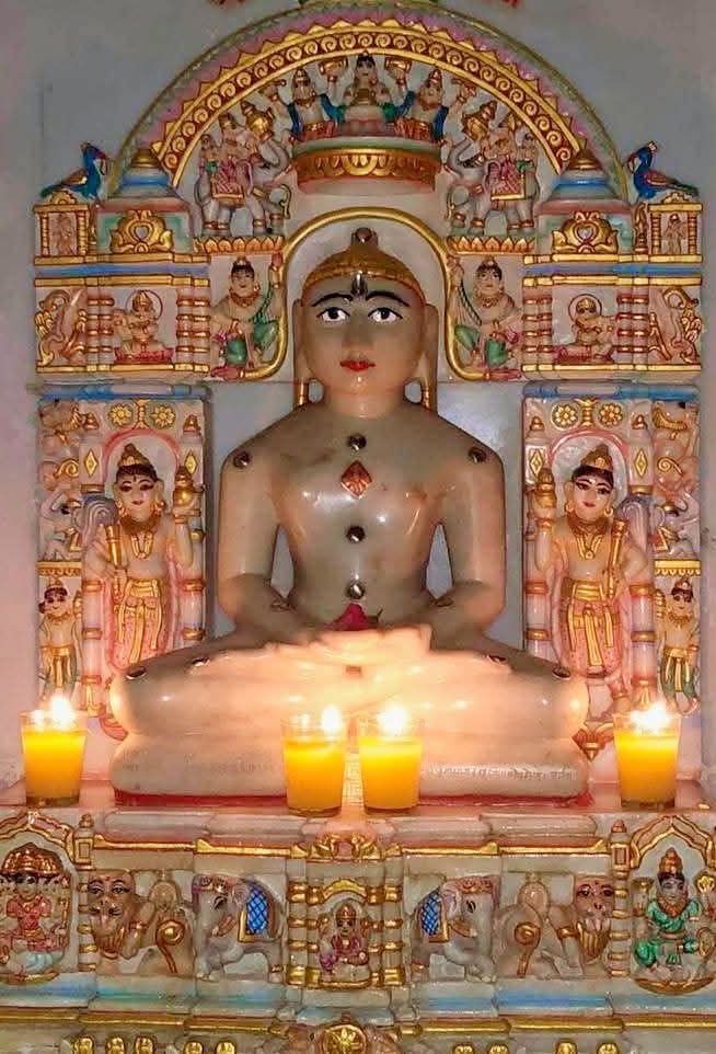 आज श्री अरनाथ भगवान च्यवन कल्याणक है। 
                          श्री अरनाथ प्रभु के तीन भव हुए है। पूर्व भव में प्रभु की आत्मा सर्वार्थसिद्ध नाम के विमान में थी। वहाँ रहकर तैंतीस सागरोपम का आयुष्य पूर्ण कर के मतिज्ञान, श्रुतज्ञान और अवधिज्ञान के साथ इक्ष्वाकुवंश के कश्यप गोत्र