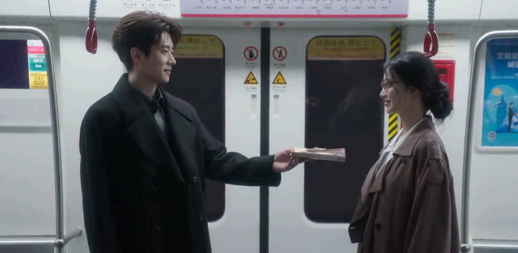 สปอยล์นิยาย #ทะลุมิติตะลุยวังหลวง จางซานบอกหวังชุ่ยฮวาว่า พอตัวเองกลับมาก็คือจำดีเทลโลกปัจจุบันที่นางเอกบอกได้ เหมือนได้สูตรลัด เบิกเนตรสวรรค์มาแล้ว รู้ว่าทำอะไรจะรวย 55555555 ฮีเลยได้เป็นประธานตั้นจริงอยากที่เคยโม้กับเมียไว้นั่นล่ะ