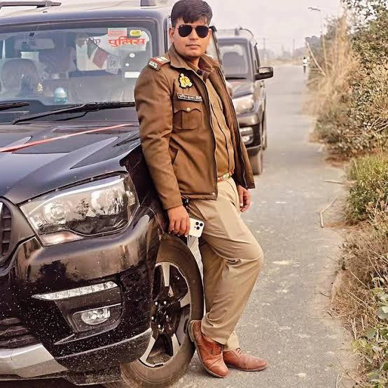 नाबालिक से बलात्कार का आरोपी दारोगा अमित मौर्य अभी भी फरार है।

लगभग 2 महीने बाद भी कानपुर पुलिस नहीं पकड़ पाई है।
सोचो उस लड़की को न्याय कैसे मिलेगा,

अगर आरोपी सिस्टम से जुड़ा हुआ है तो उसकी गिरफ्तारी नहीं होगी, 
अगर किसी गरीब ने केले की चोरी की होती तो अब तक उसके टांग में गोली