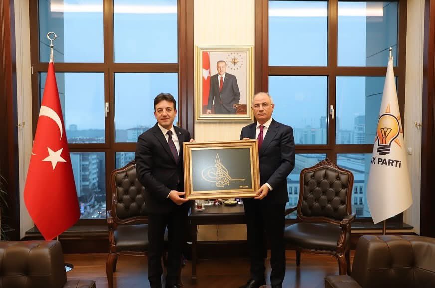 umitsezer26's tweet photo. Ak Parti Genel Başkan Vekili,Kıymetli Hemşehrimiz Sayın @efkanala ’yı Eskişehir Erzurumlular Kültür ve Dayanışma Derneği Başkanımız Muhammet Atik ve yönetim kurulu üyesi hemşehrilerimizle birlikte ziyaret ettik.
Sayın Başkanımıza nazik misafirperverlikleri için teşekkür ediyorum. https://t.co/Da3WVdoQ6L