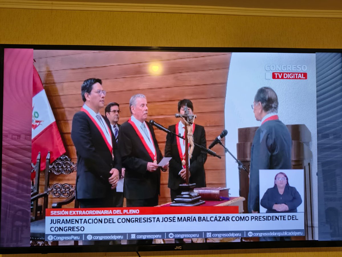 Éste congreso es una buena basura. "Voto por tí, ya sabes cómo es", "vota por mí, ya sabes cómo es". Si no, vean a Boluarte feliz en su casa; antes de la vacancia era la enemiga # 1 del país, transaron con ella y no pasó nada.

Ojalá el remedio no sea peor que la enfermedad 🇵🇪 🥑