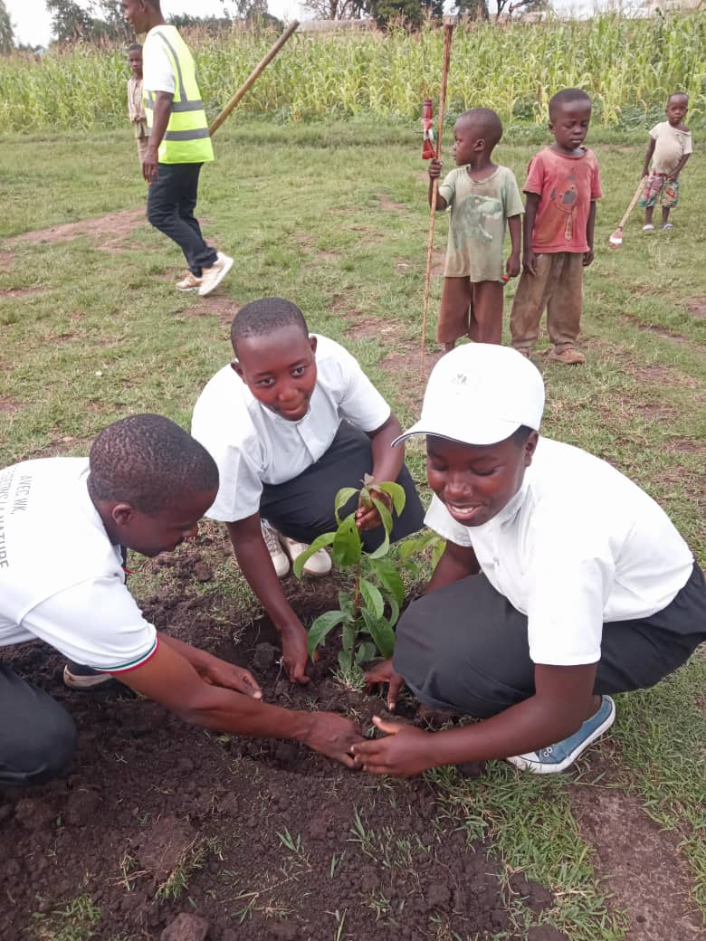 WKeepers77252's tweet image. Preparing future climate ambassadors starts in schools. 🌱
Wildlife Keepers is committed to training young pupils through tree planting, empowering them with knowledge, responsibility, and action for a sustainable future.
#ClimateAmbassadors #WildlifeKeepers #TreePlanting #SDG13