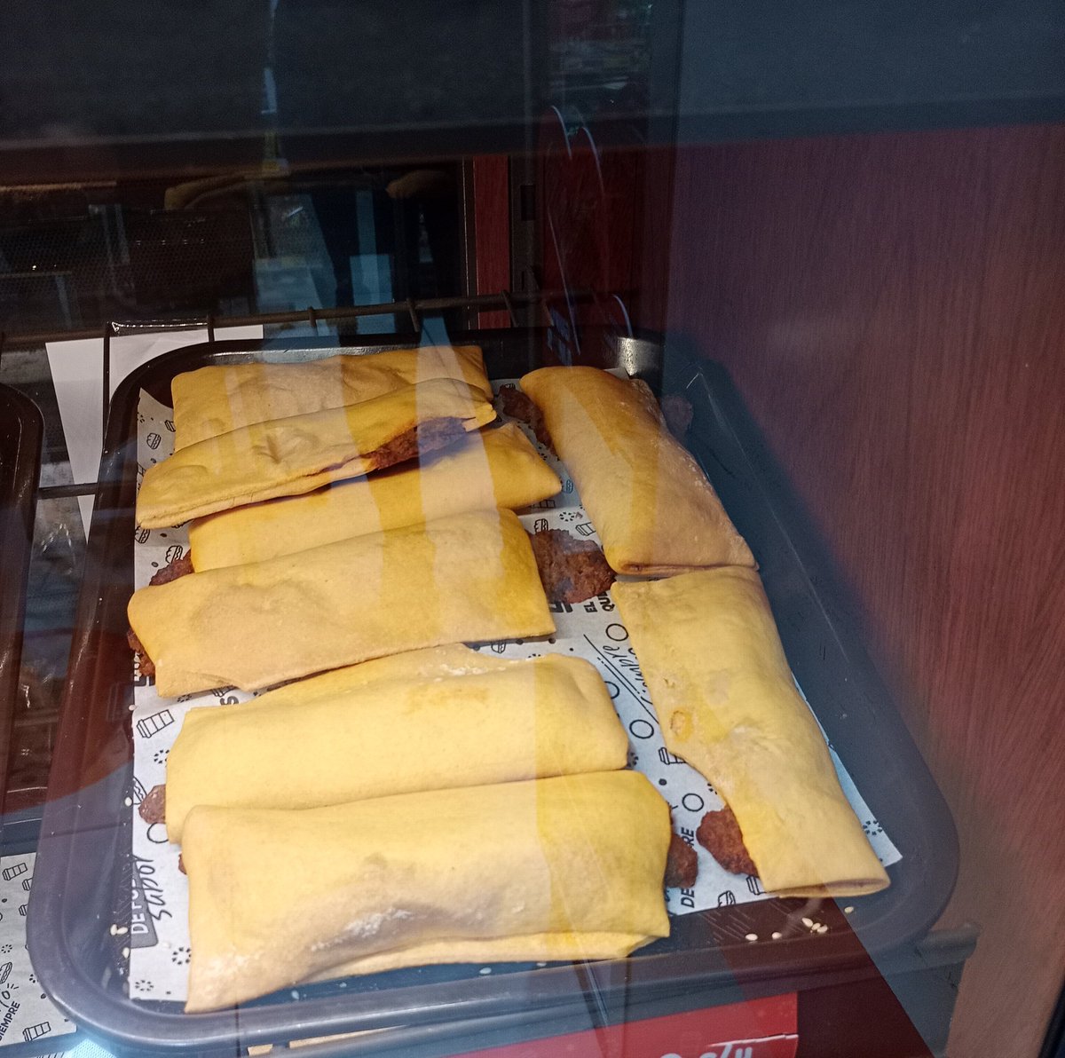 El pati de la músi le gana por goleada  al pati del Am Pm ahí les dejo el dato coca cola.