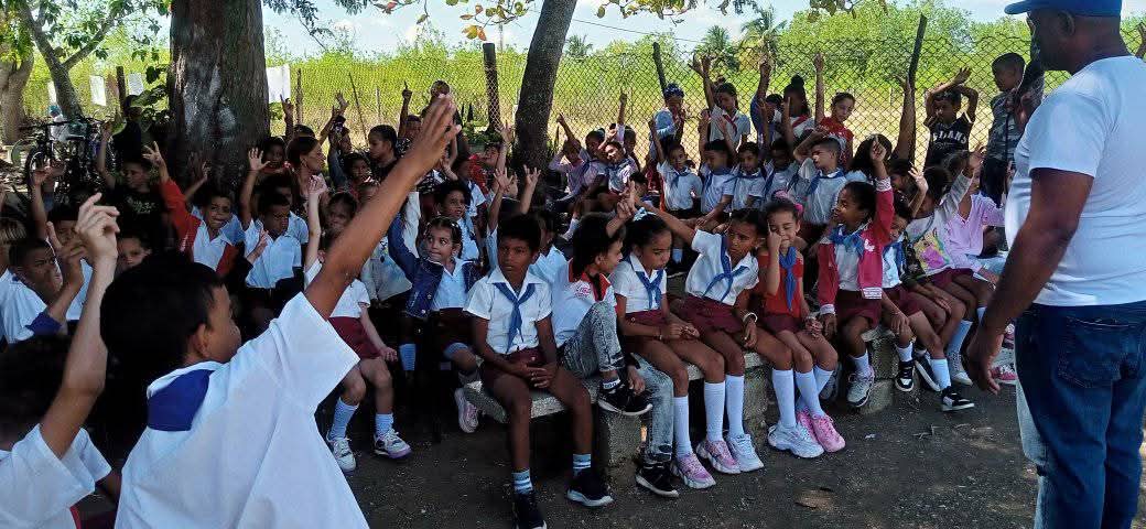 Hasta la escuela rural Antonio Briones del Consejo Popular Aeropuerto Viejo en Bayamo llegó el destacado músico Teniente Rey como parte del homenaje por los #100AñosConFidel en la edición 32 del proyecto Con La Mochila Al Hombro.

Con ℹ y  📷 del perfil de Teniente Rey