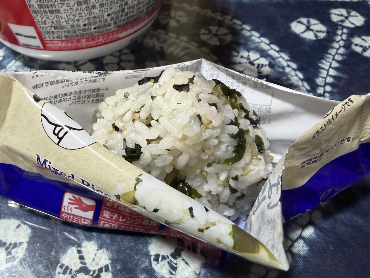 お昼にシャア専用うどんと、この前ロソーンで買っておいた冷凍おにぎり