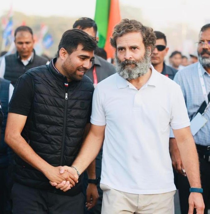 आजकल NSUI के राष्ट्रीय अध्यक्ष के लिए चर्चाएं तेज़ हैं। राहुल गाँधी ने कई युवा नेताओं को बुलाकर स्वयं उनका इंटरव्यू लिया है।

इस इंटरव्यू में एक नाम विनोद जाखड़ का भी है। विनोद जाखड़ अभी राजस्थान NSUI के अध्यक्ष हैं।

यह राजस्थान की राजनीति में पूर्ण रूप से सक्रिय रहते हैं, यह