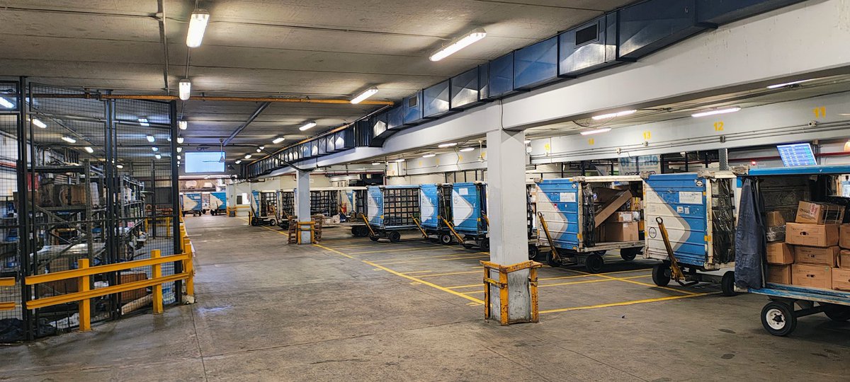 #PAROGENERAL en sector Cargas de Aeroparque de <a href="/Aerolineas_AR/">Aerolíneas Argentinas</a> 
#NoALaReformaLaboral 
100% de adhesión a la defensa de cada puesto de trabajo aeronáutico 
<a href="/CATToficialok/">CATT</a> <a href="/TransitoAereoAr/">Transito Aereo AR Actualidad Aeronautica 🇦🇷🛩</a> <a href="/pagina12/">Página|12</a> <a href="/Continental590/">Radio Continental AM 590</a> <a href="/Rivadavia630/">Radio Rivadavia</a> <a href="/DanielTognetti_/">Daniel Tognetti 1#</a>