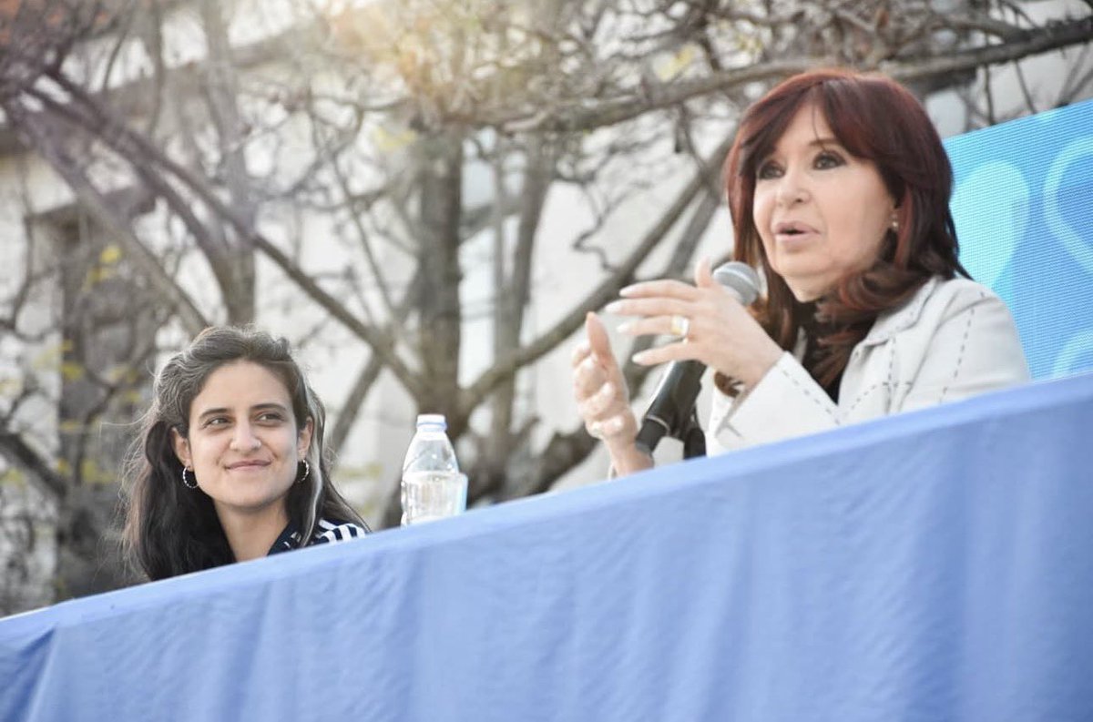 Cumple Cristina. En su día 246 de prisión ilegal y el día en que se trata en el Congreso una reforma laboral esclavista. Cumple la última presidenta con la que fuimos felices. 

Cumple la presidenta que, junto a Néstor, demostró que se podía crear empleo y ampliar derechos