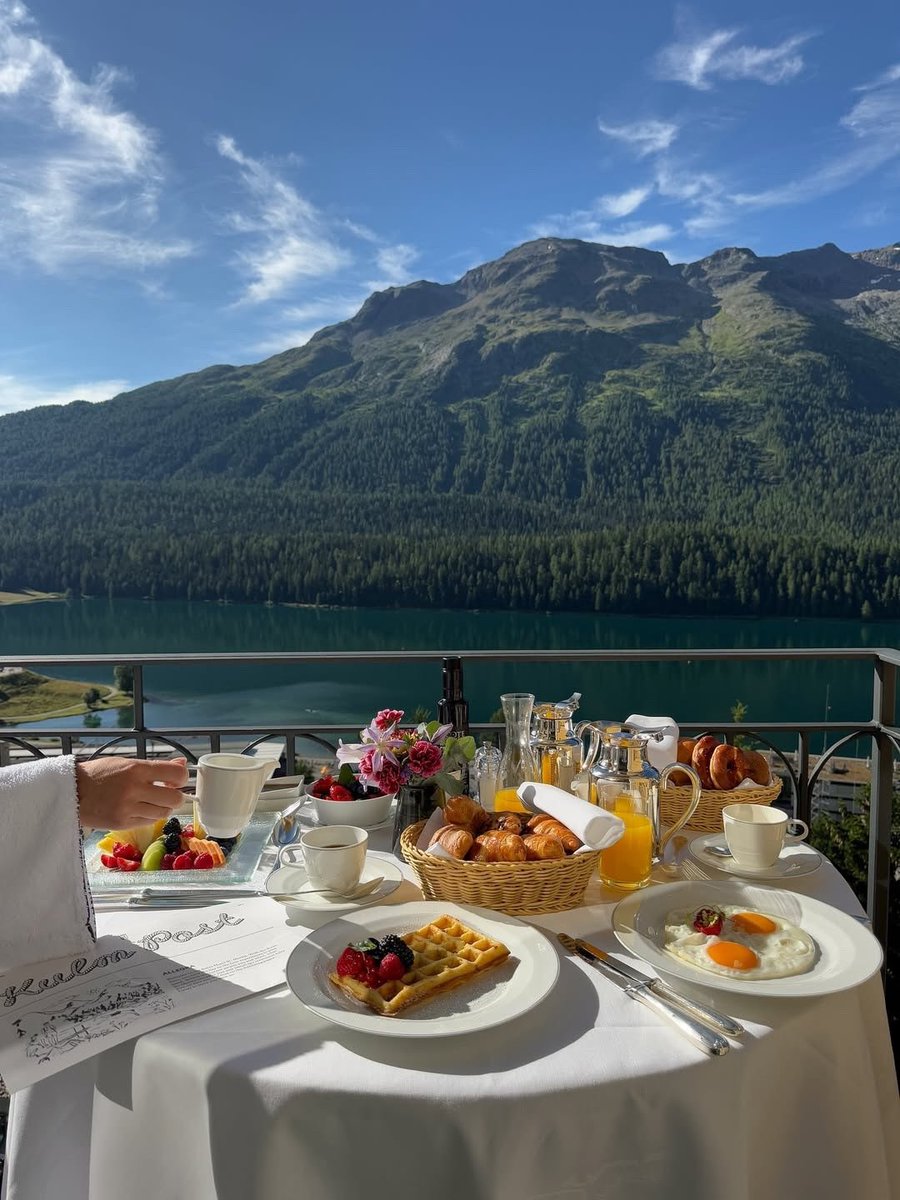 purelivn's tweet image. breakfast with view