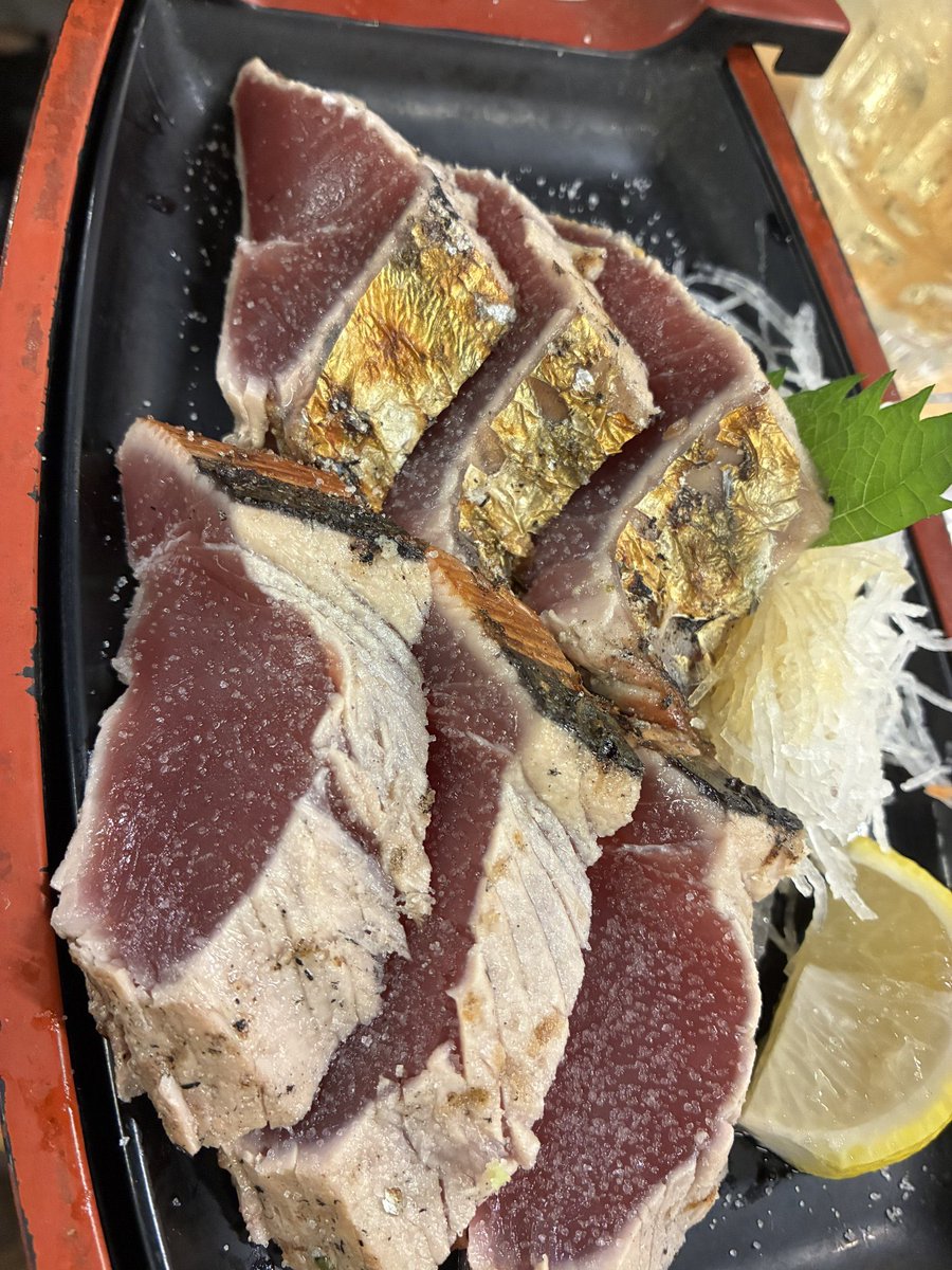 【鰹ってマジで凄くてすごい。】
「身体に悪いものは美味い。」ってよく言うけど

おそらく、油＋炭水化物＋塩味
の組み合わせのことを指してると思ってて

炒飯やらラーメンはまさにこれだから
美味いのは当然。カツカレーも。

で、この理論をぶっ壊してくるのが
「鰹の藁焼き」です。