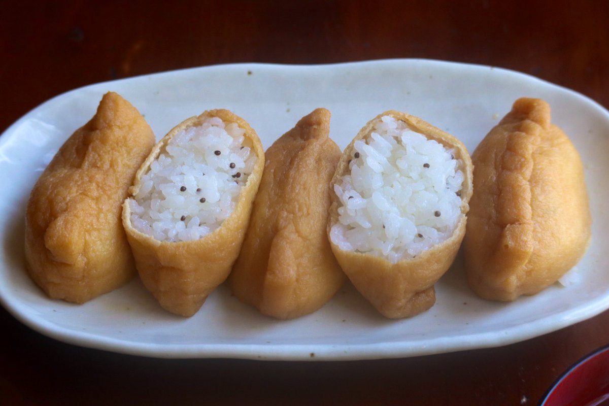 本日はメニューの試作。

えごまのぷちぷち食感と甘じょっぱいジューシーなお揚げさんを楽しめるいなり寿司をイメージ✨

お稲荷は三角形の方が私自身馴染みがあり、キツネ🦊の耳っぽくて可愛いなぁと思うのですが、俵形もふっくらしたフォルムで良いですよね🤤

皆様の地域やお家はどちらの形ですか？